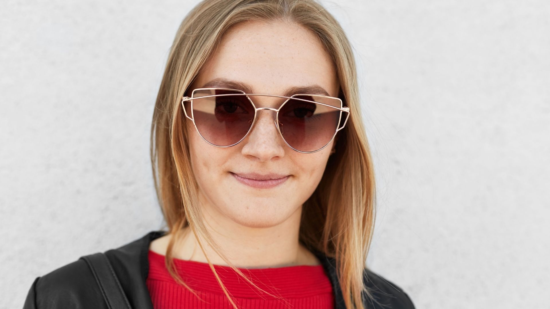 Rostro redondo: las monturas rectangulares o cuadradas ayudan a alargar visualmente la cara y reducir el volumen en mejillas.