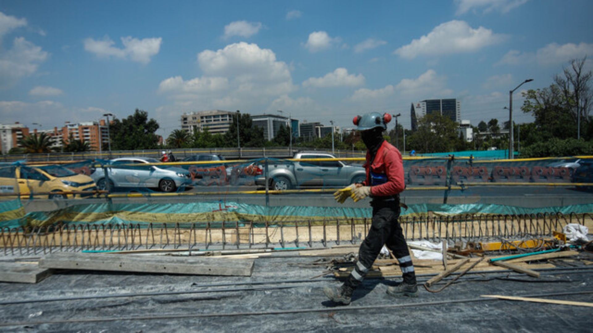 Algunas construcciones están empezando, otras a la mitad y otras ya terminadas; como en el caso del puente vehicular de la avenida 68.