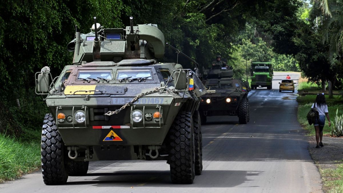 Vehículos blindados del Ejército patrullan una carretera en Jamundi, en el Valle del Cauca.