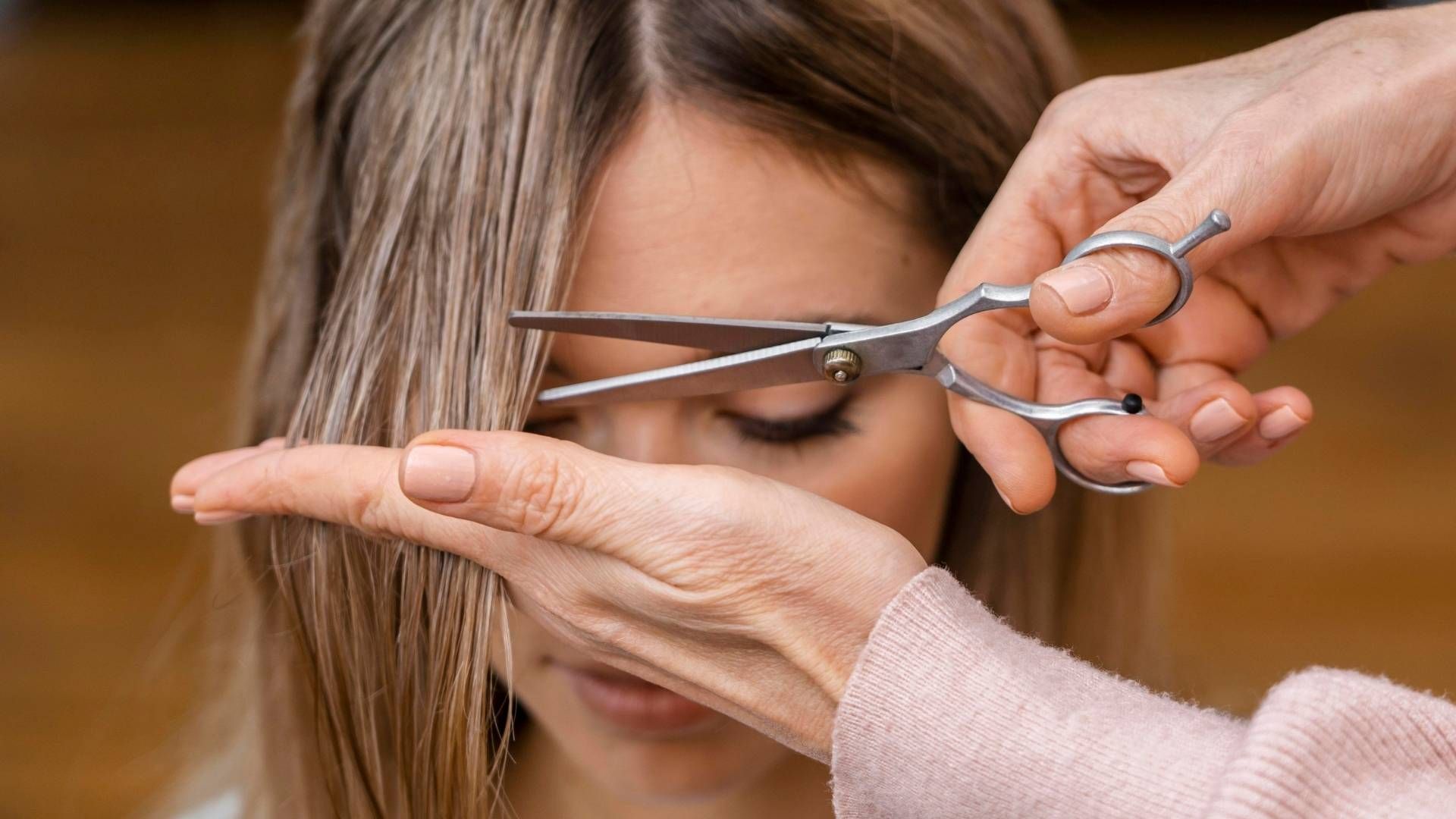 La Luna nueva suele evitarse dentro de esta práctica por su relación con un crecimiento más lento del cabello.