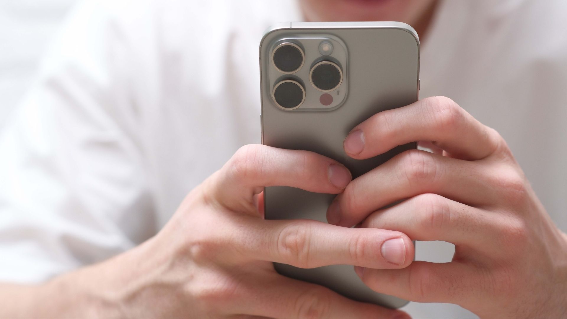 El uso constante de datos móviles y brillo elevado incrementa el consumo de batería en el iPhone.