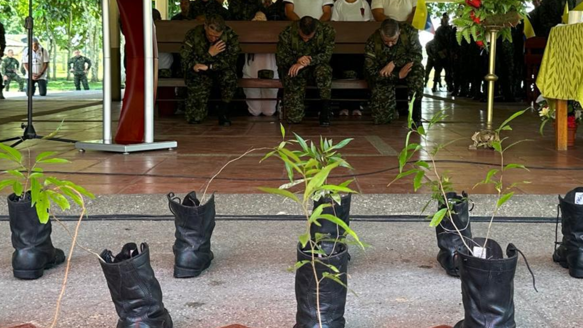 Soldados rinden homenaje a las víctimas del accidente aéreo en Putumayo.