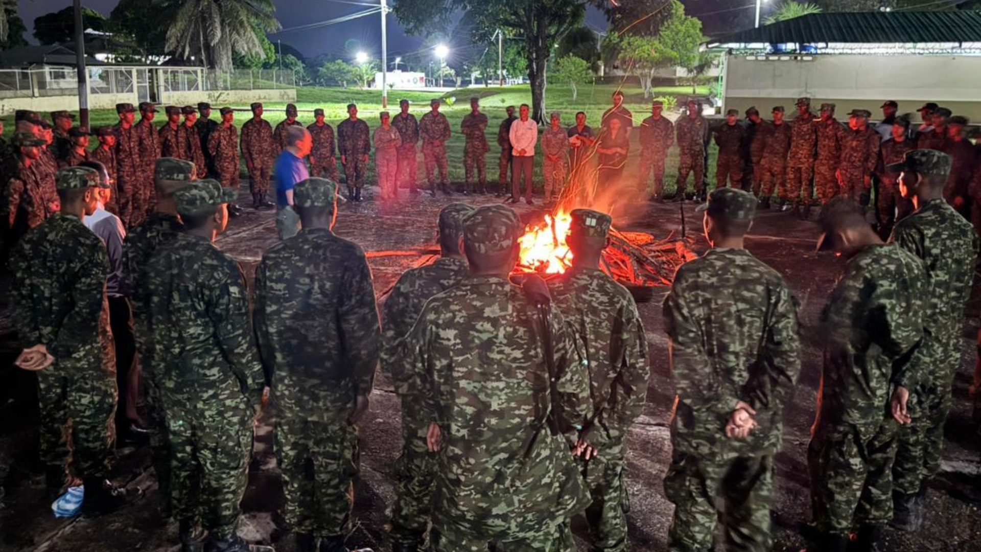 Soldados rinden homenaje a las víctimas del accidente aéreo en Putumayo. 
