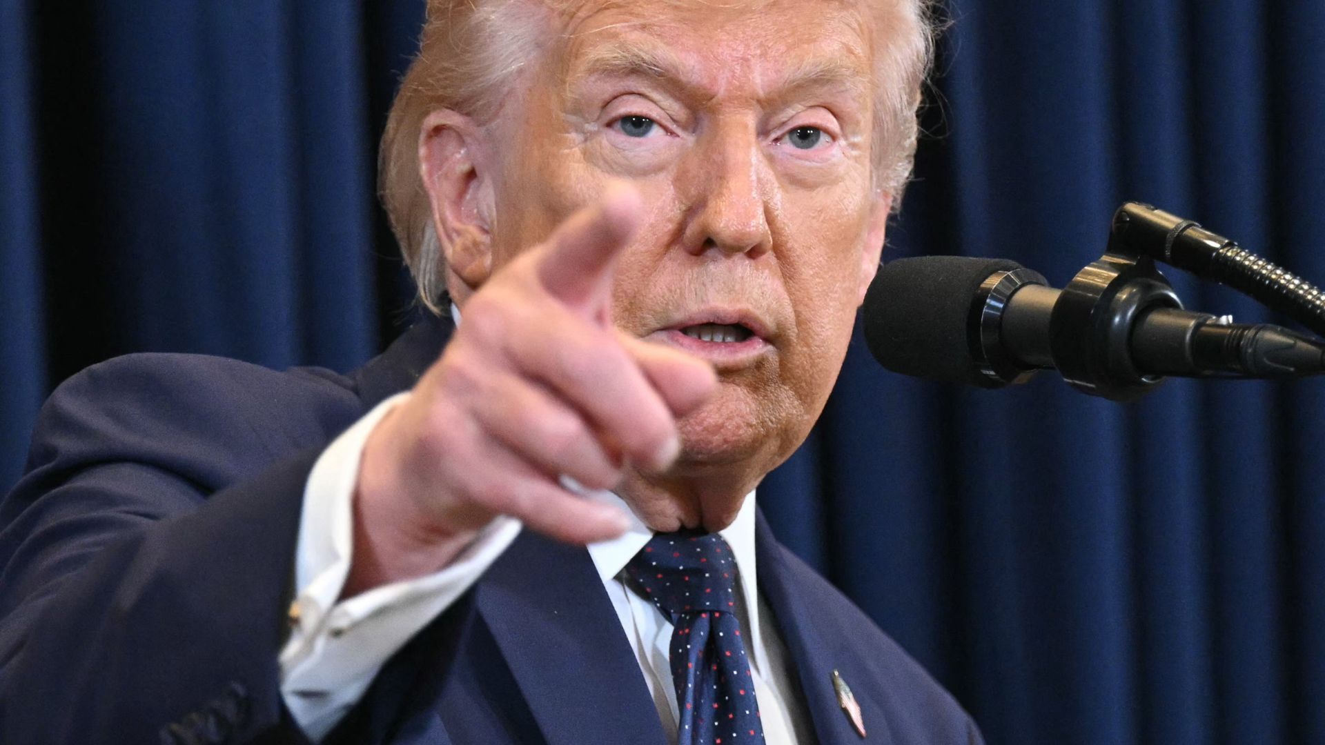 El mandatario expresó en su red social que tomará el control del estrecho.