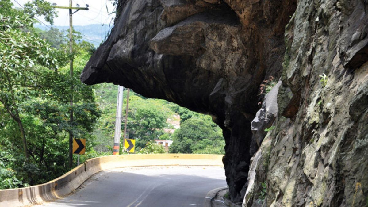 El paso está siendo controlado para evitar accidentes.