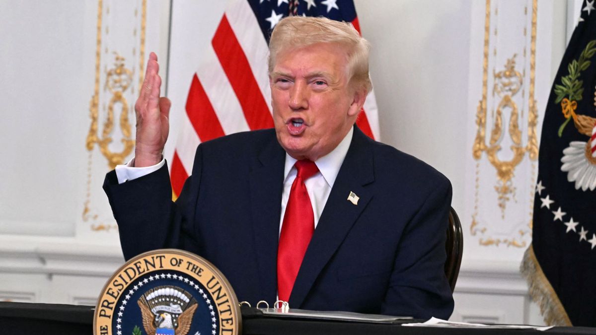 El presidente indicó que con tiempo, Estados Unidos podría controlar el Estrecho de Ormuz.