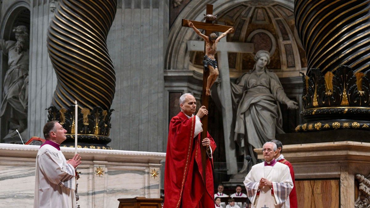 La ceremonia concluyó con León XIV frente a la cruz en la zona de los Foros, desde donde impartió su bendición.