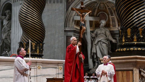 En imágenes | Así fue el primer viacrucis del Papa León XIV: cargó el ...