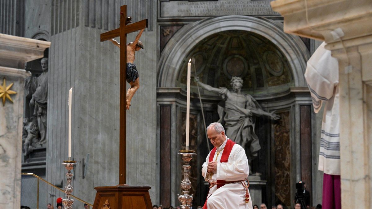 El trayecto, de más de una hora, se desarrolló íntegramente con el pontífice cargando la cruz de madera