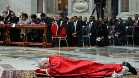 En imágenes | Así fue el primer viacrucis del Papa León XIV: cargó el ...