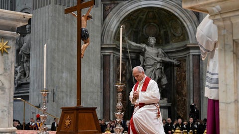 En imágenes | Así fue el primer viacrucis del Papa León XIV: cargó el ...