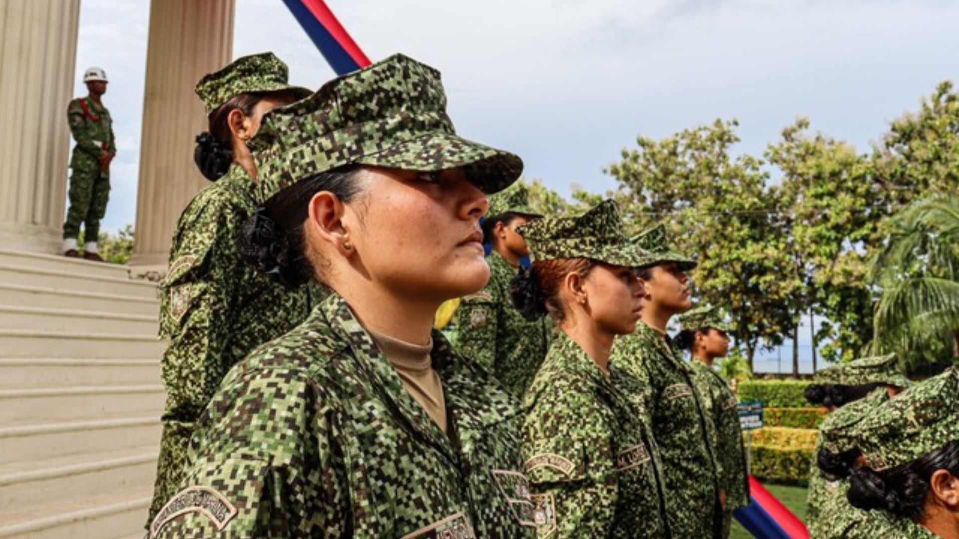Las mujeres también pueden aplicar al servicio militar, pero no es obligatorio.