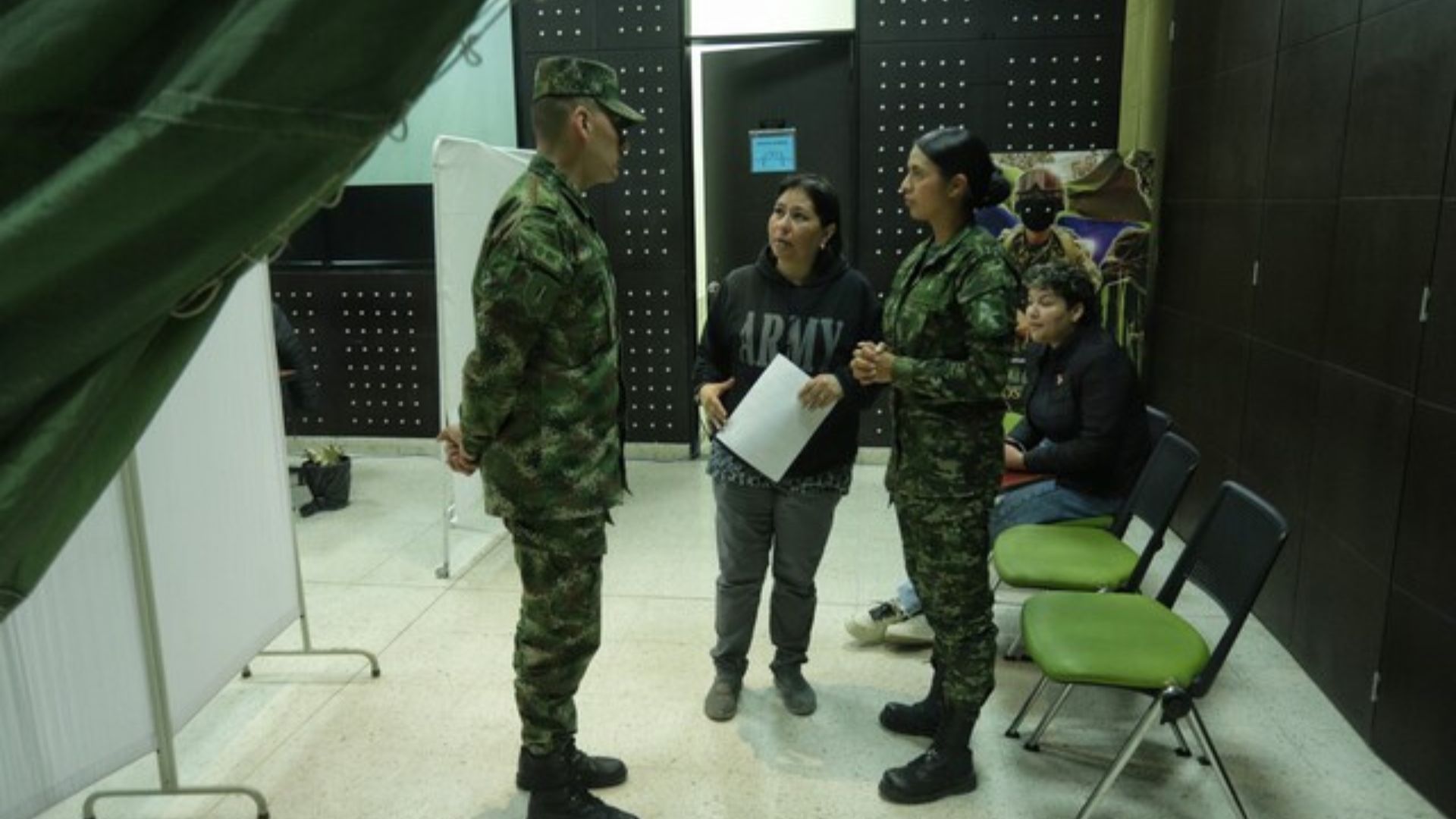 La ley regula la presentación del servicio por parte de los colombianos.