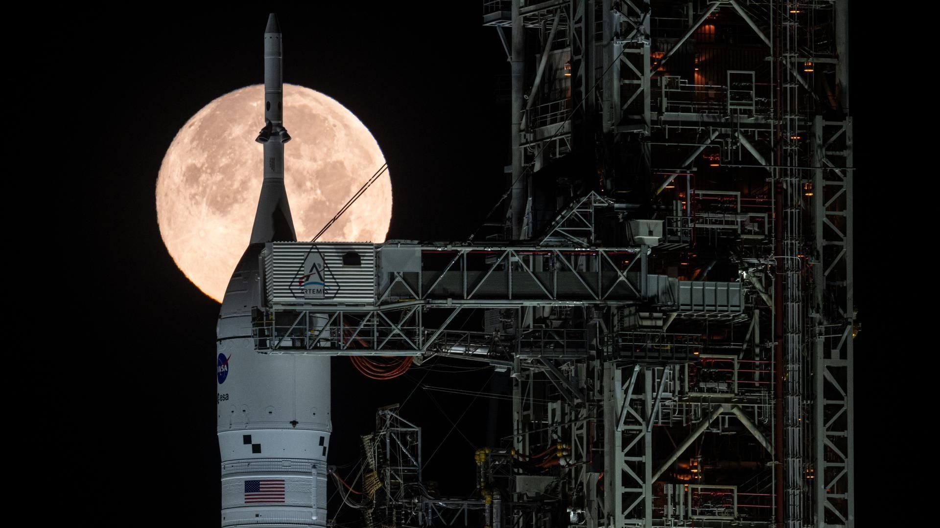 La base logran comunicarse por ondas con el cohete.