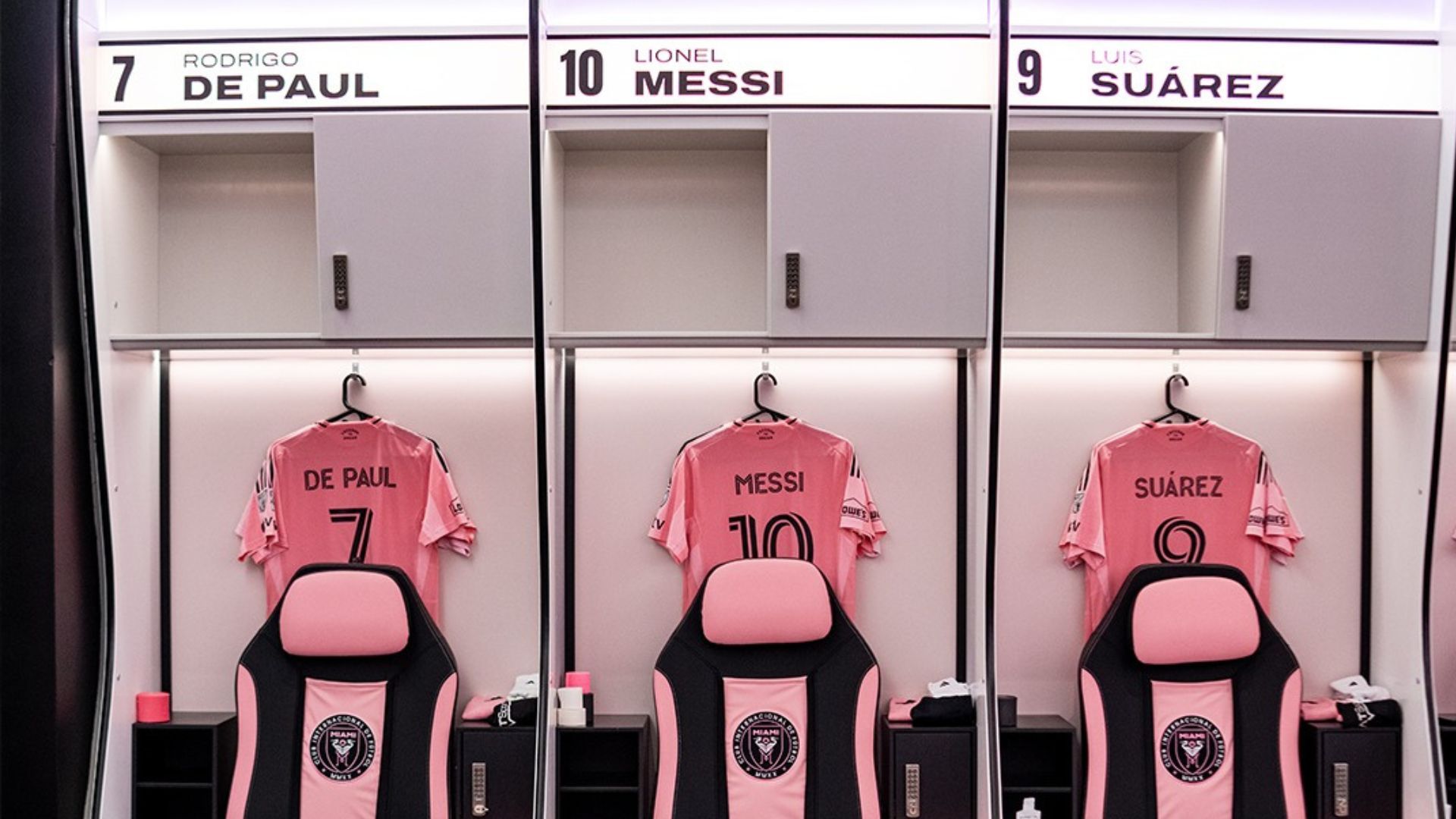 El camerino cuenta con sillas especiales y con un espacio para cada deportista.