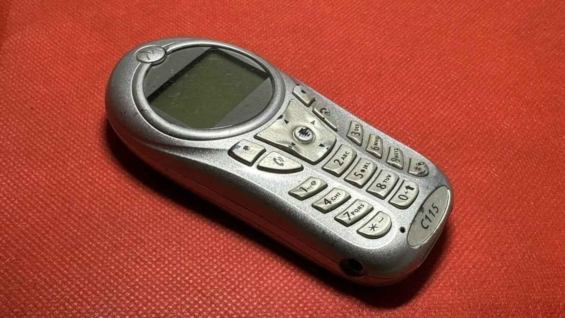 El Motorola C115 operaba en redes GSM y destacó por su batería de larga duración en espera.