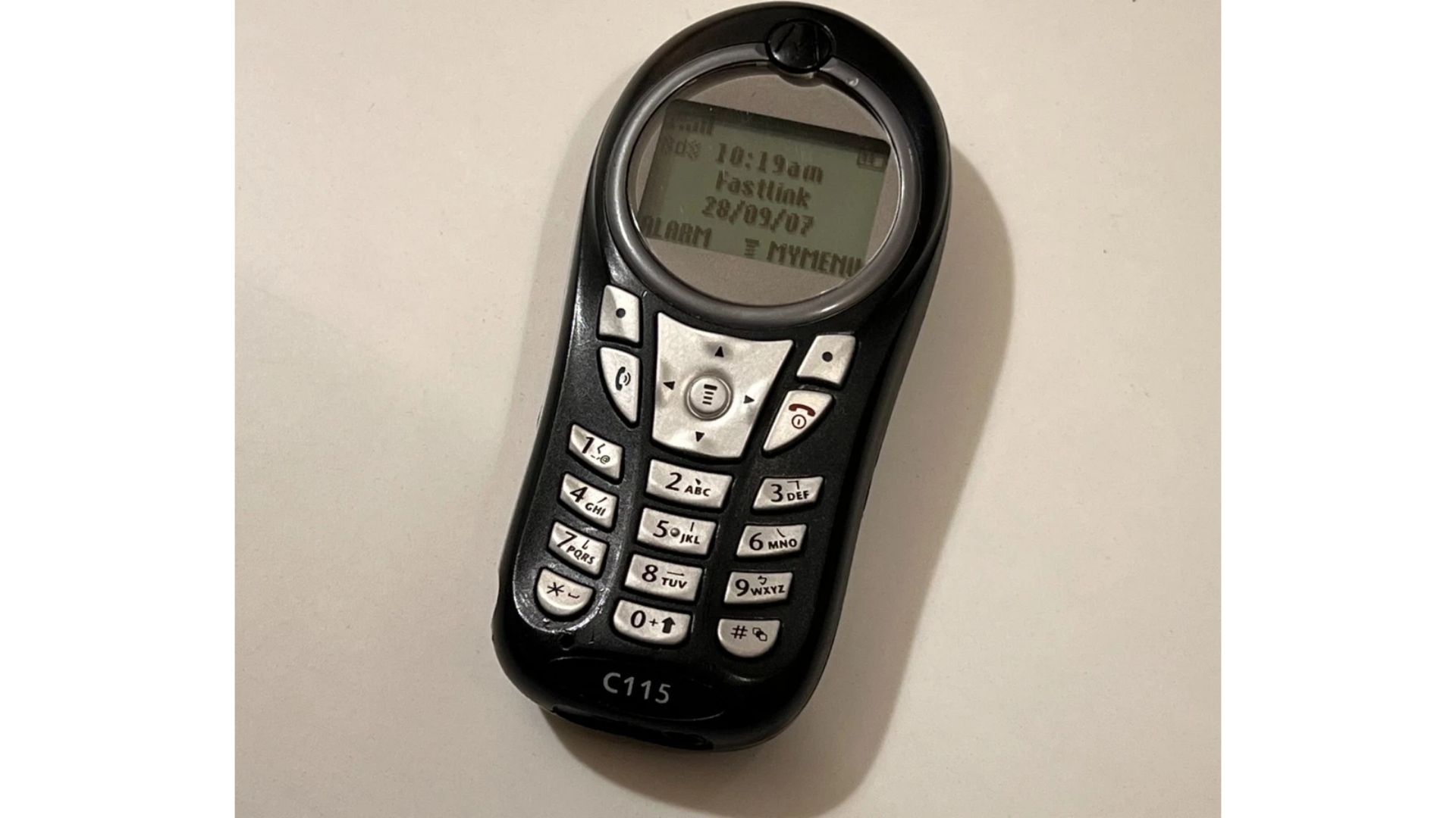 La linterna integrada fue una de las funciones que distinguió al Motorola C115 de otros dispositivos de su época.