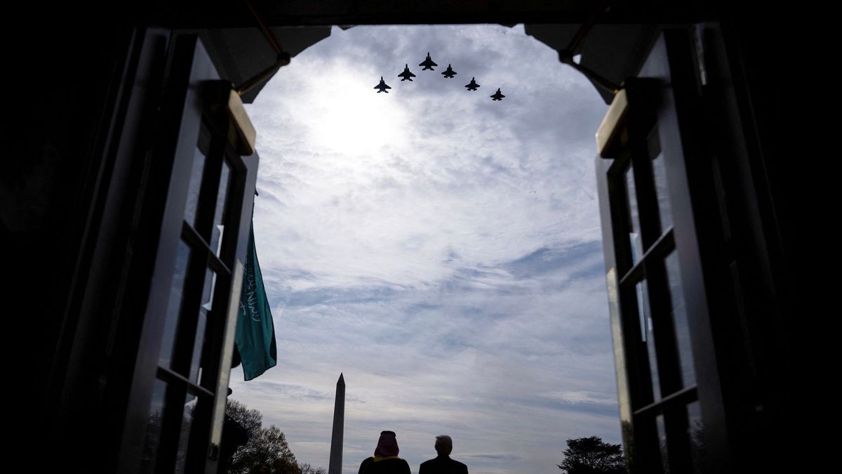 Presidente Donald Trump observa un sobrevuelo de aviones de combate F-15 y F-35 sobre la Casa Blanca