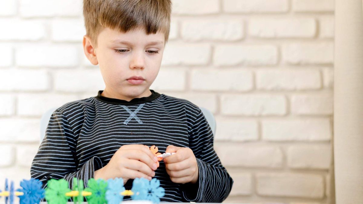 El especialista señaló que el TEA puede identificarse desde los primeros años de vida con señales en la comunicación, la socialización y la conducta, y destacó que factores como el uso temprano de pantallas y una mayor detección clínica han influido en el aumento de diagnósticos reportados.