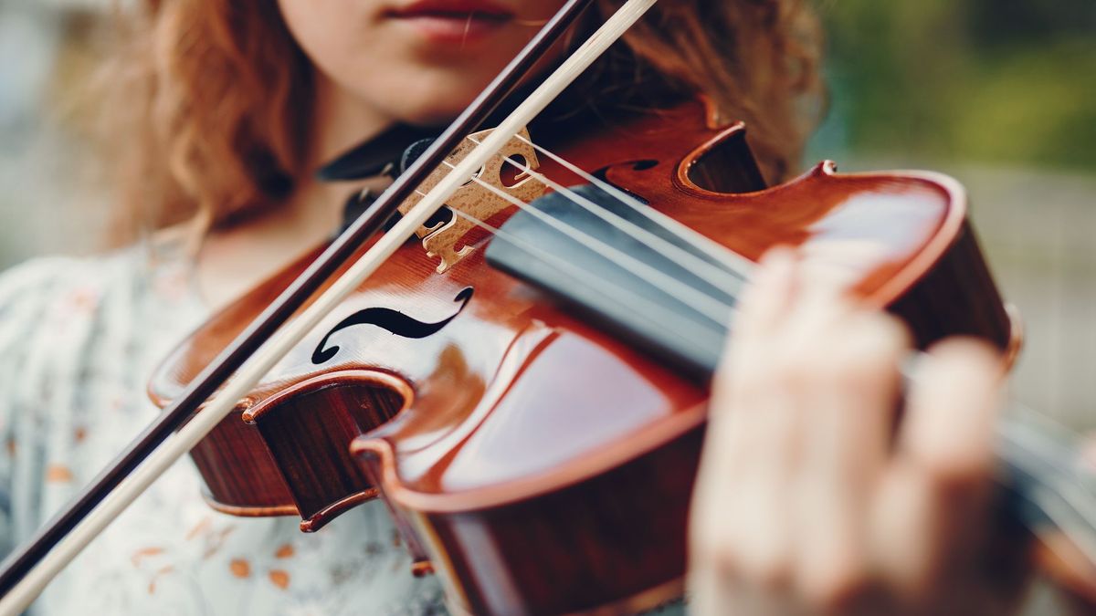 Mujer interpretando violin