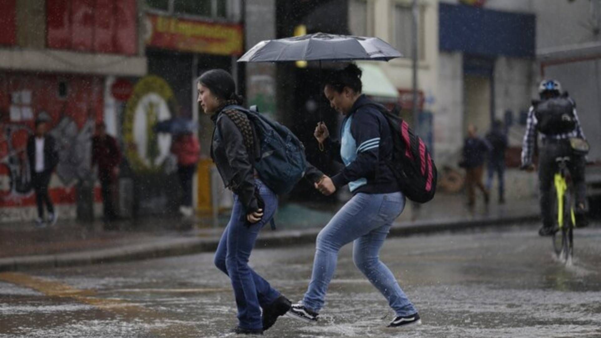 Autoridades monitorean condiciones del tiempo por incremento de nubosidad y precipitaciones.