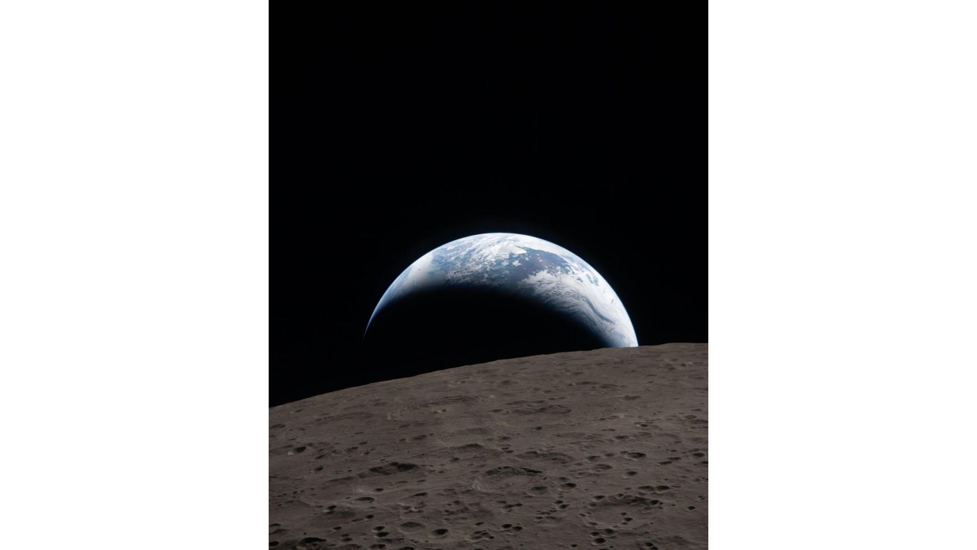 La imagen fue tomada desde la nave Orión y muestra la Tierra ocultándose tras el horizonte lunar con cráteres en primer plano.