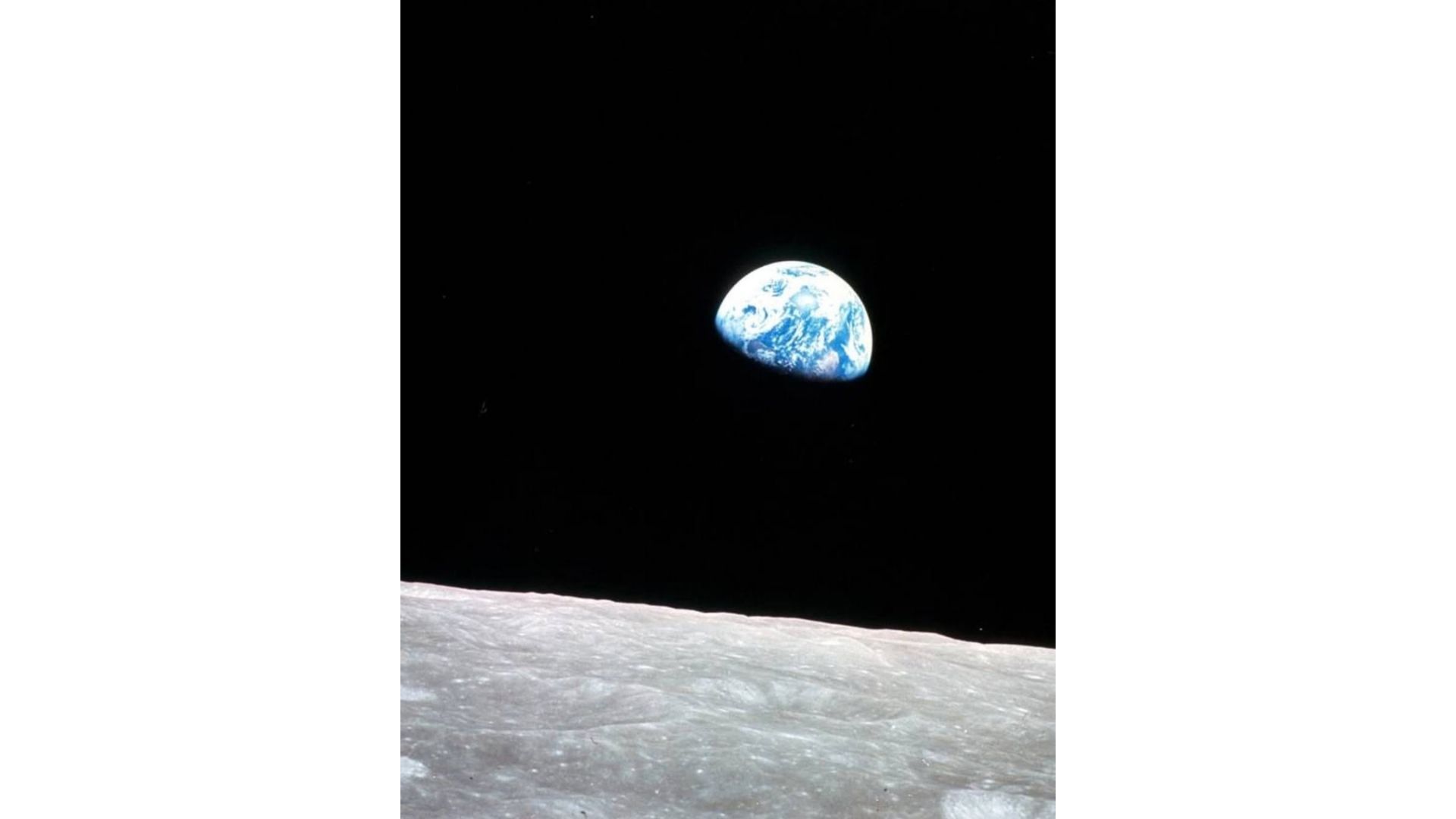 Fotografía captada por William Anders en la que la Tierra aparece sobre la superficie lunar durante el Apolo 8.