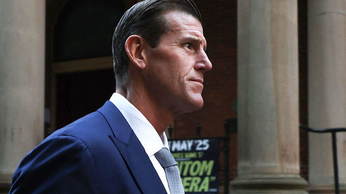 Ben Roberts-Smith, exmiembro del regimiento de élite del Servicio Aéreo Especial de Australia, saliendo del Tribunal Federal de Sídney.