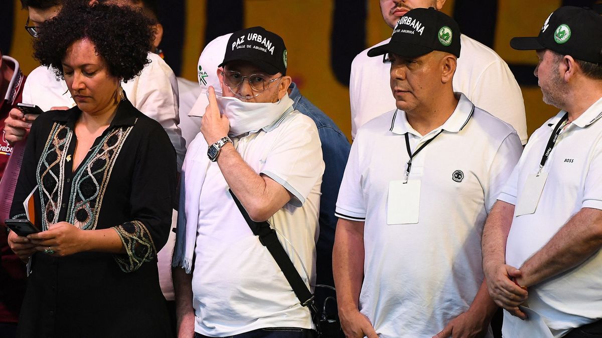 La senadora Isabel Zuleta y el portavoz del proceso de paz urbana, José Leonardo Muñoz (segundo desde la izquierda), alias “Douglas”, asisten a la manifestación del “Pacto por la Paz Urbana” en el centro administrativo de La Alpujarra de Medellín, en junio de 2025.