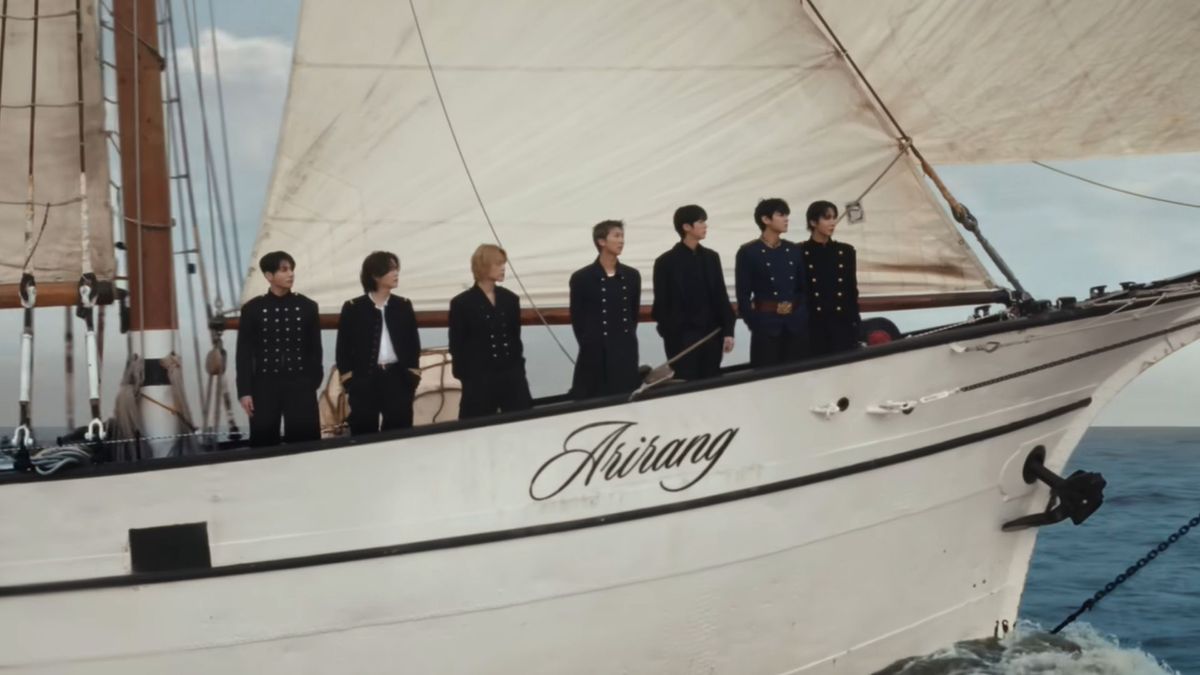 El videoclip muestra al grupo en un velero mientras una historia paralela refuerza el simbolismo del agua y el viaje emocional.