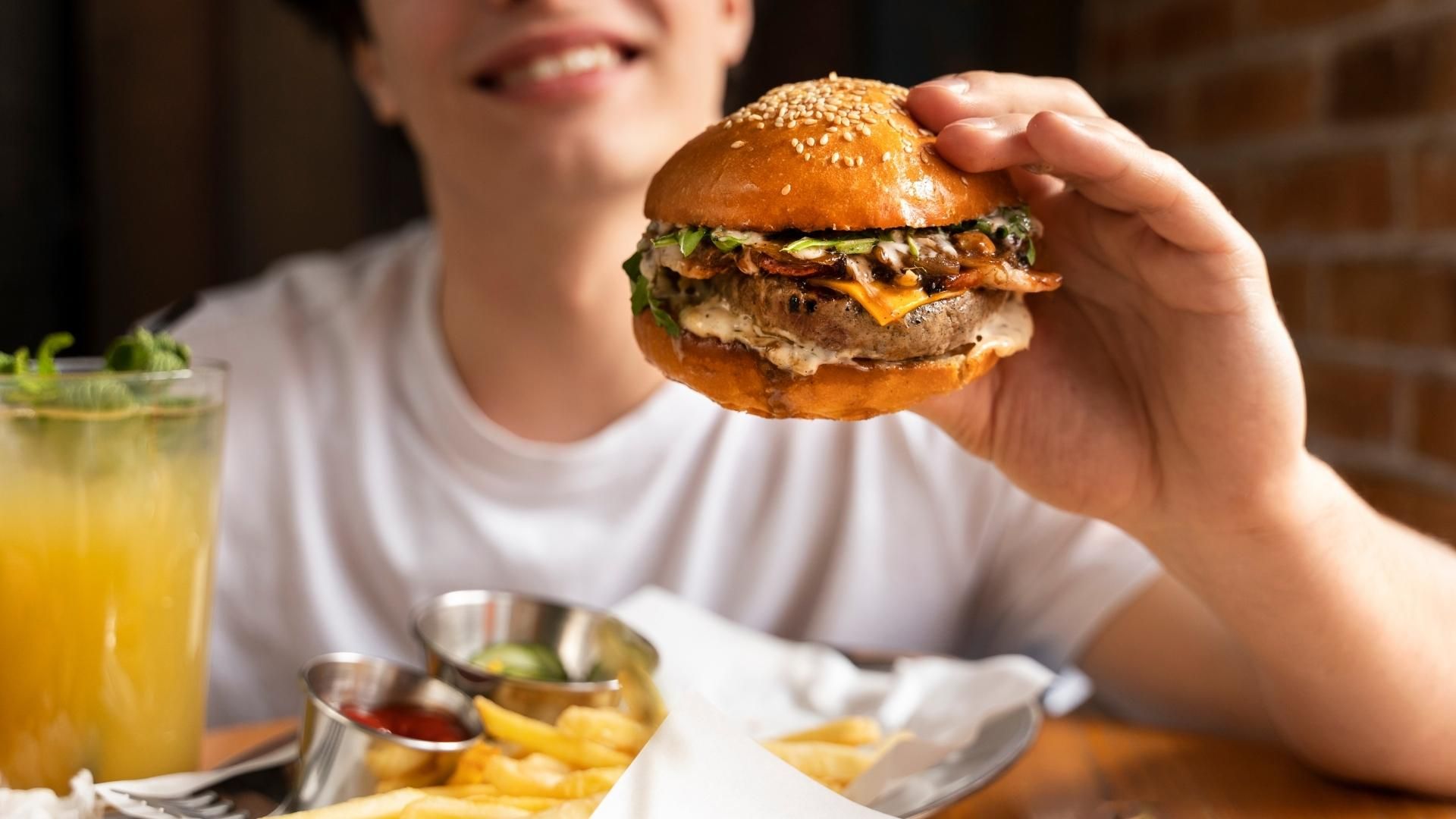 La compañía ajusta su red de restaurantes tras una caída del 10 % en ventas comparables a finales de 2025.