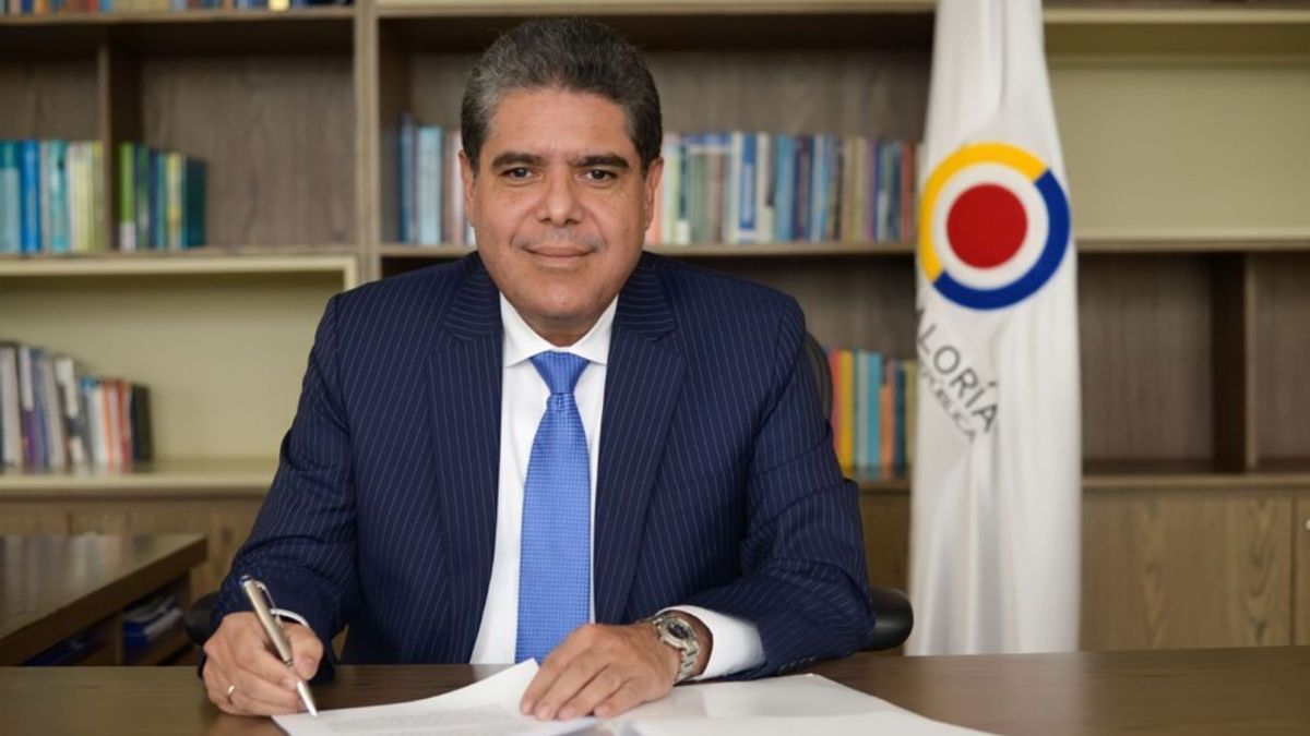 Contralor Carlos Hernán Rodríguez
