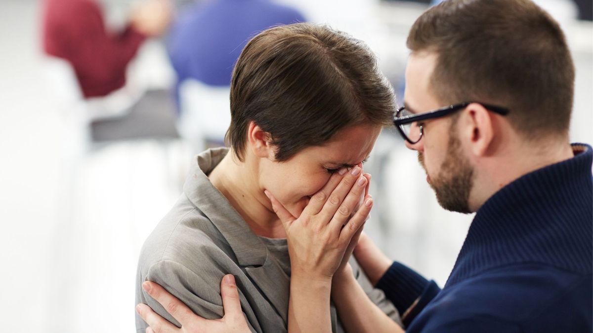 Las personas deben afrontar el dolor, intentando dejar de pensar en ello.