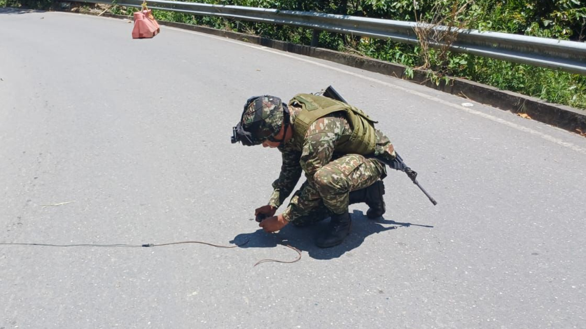 Tropas del Ejército Nacional desactivando artefactos explosivos.