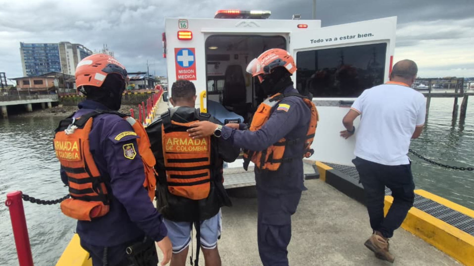 Marinos de la Armada Nacional rescatan a civiles en el Pacífico. 