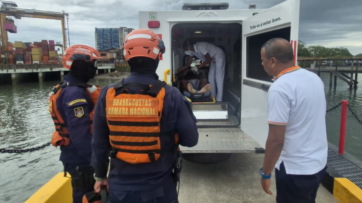 Marinos de la Armada Nacional rescatan a civiles en el Pacífico.
