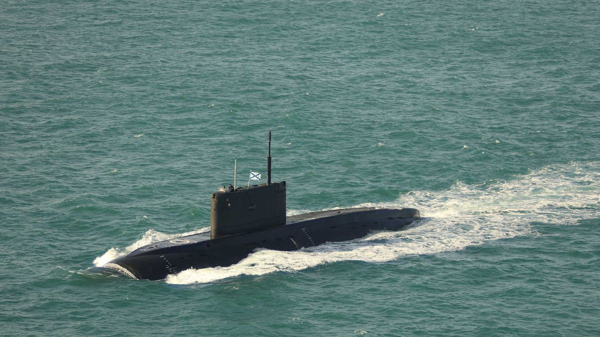Submarino ruso Krasnodar, de la clase Kilo, en alta mar