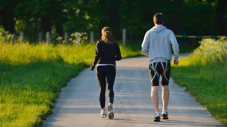 Expertos recomiendan combinar cantidad de pasos e intensidad para lograr mejores resultados en la salud.