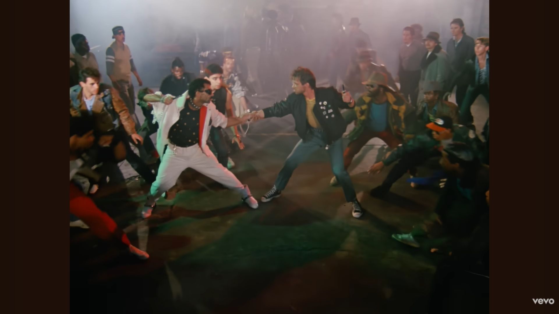 En el minuto 4:44 de ‘Beat It’, un participante falla la coreografía y retoma el ritmo en escena.