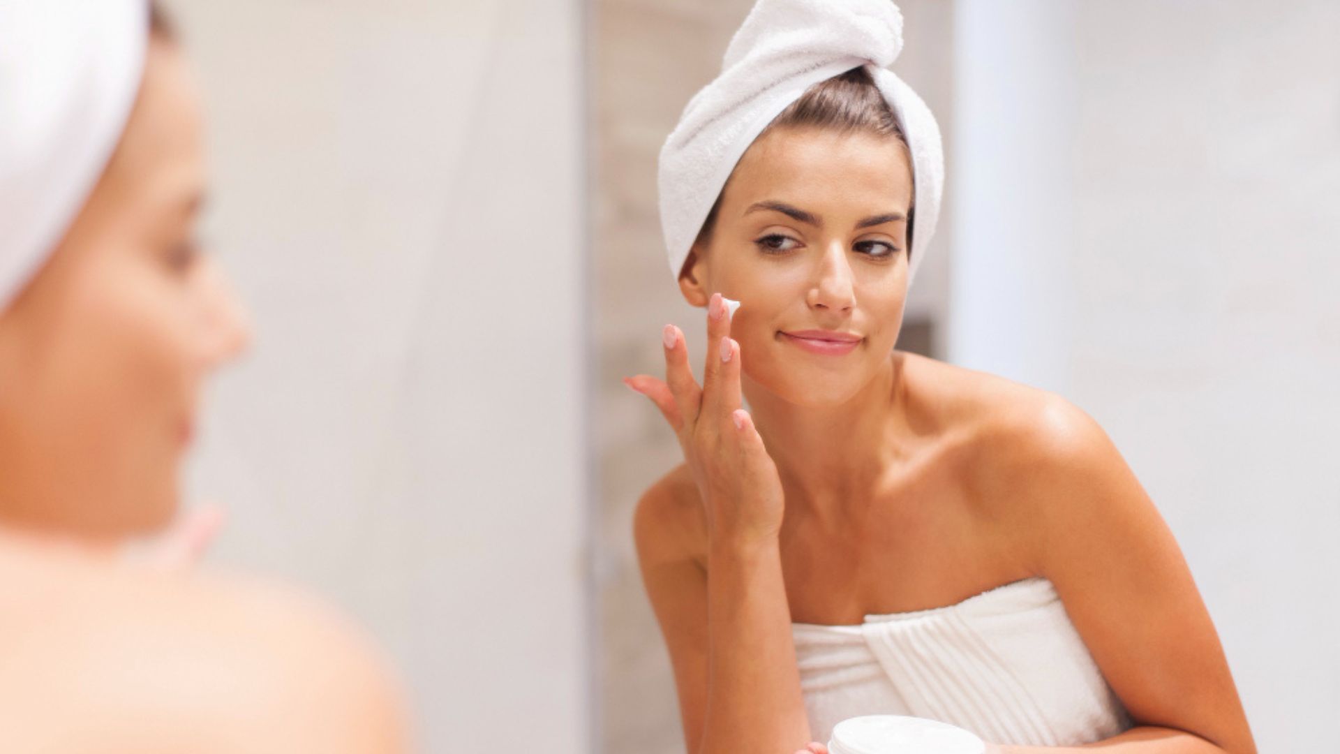 De acuerdo con la Academia Americana de Dermatología, el uso constante de esos ingredientes ayudan a mejorar la piel de forma progresiva.