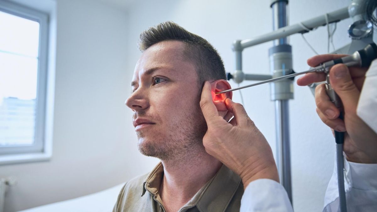 Especialistas advierten que usar dispositivos dentro del oído puede causar infecciones y daños en el tímpano.