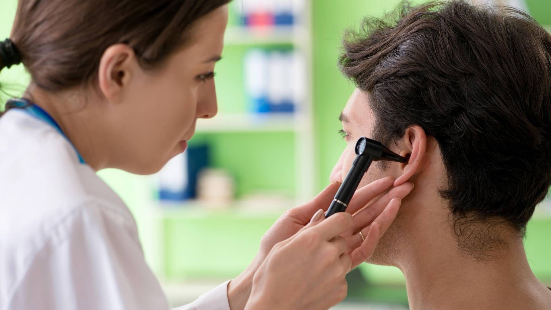 El uso de productos caseros para limpiar oídos puede generar pérdida auditiva, según expertos.