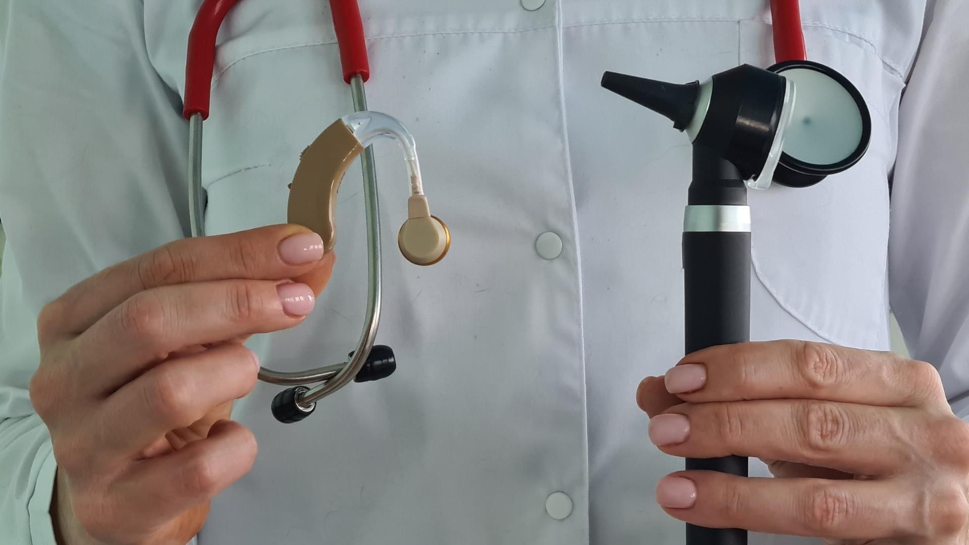 La limpieza del oído debe ser realizada por profesionales para evitar complicaciones graves.