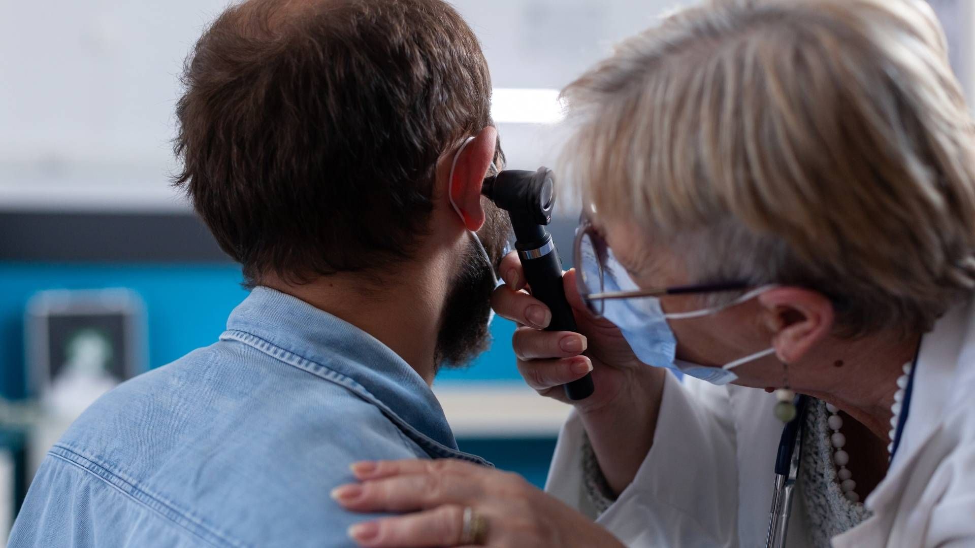 Médicos alertan que estos productos pueden provocar zumbidos, dolor y sensación de oído tapado.