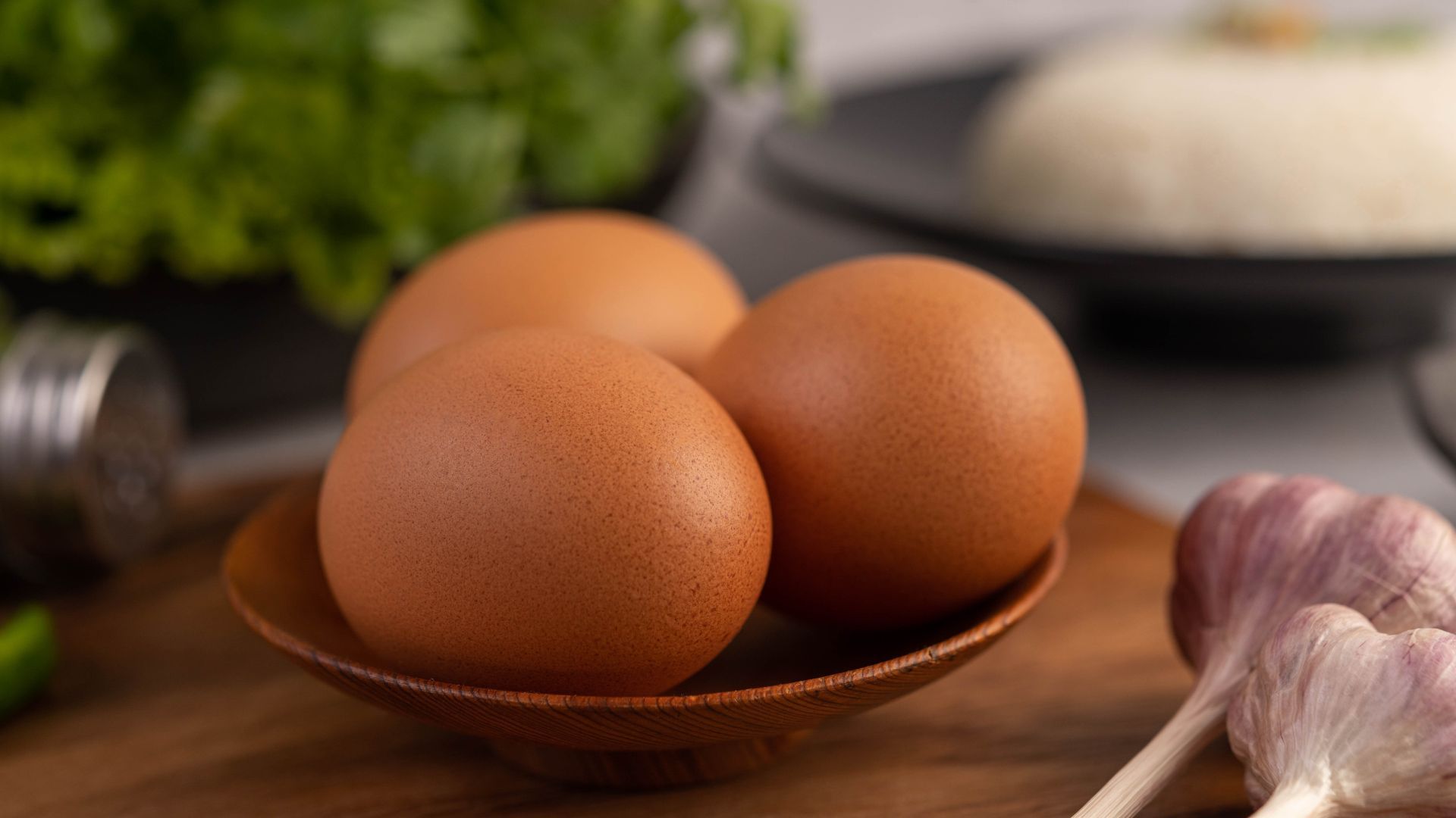 Los huevos no hacen daño para la mayoría de personas.