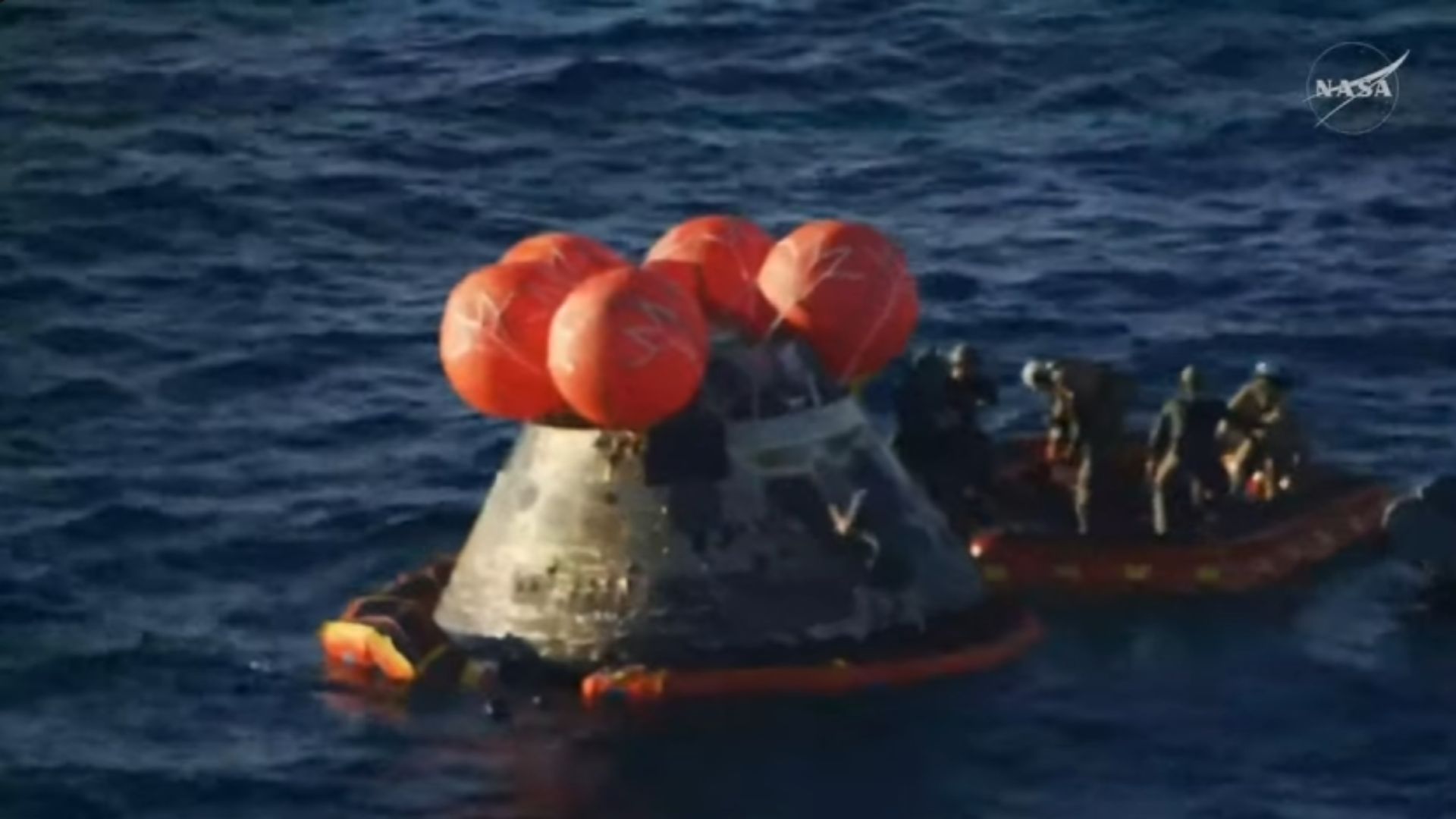 Los astronautas fueron extraídos de la cápsula que tuvieron por hogar durante diez días.