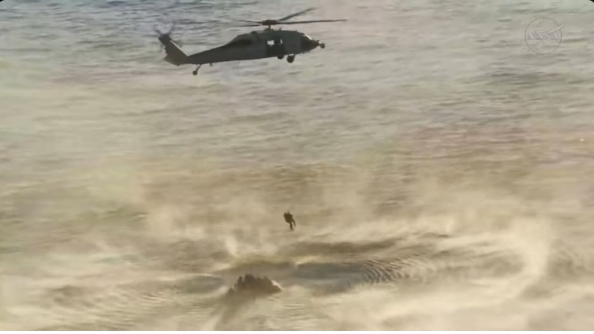 Los helicópteros llevarán a los astronautas al barco de las Fuerzas Navales de Estados Unidos.