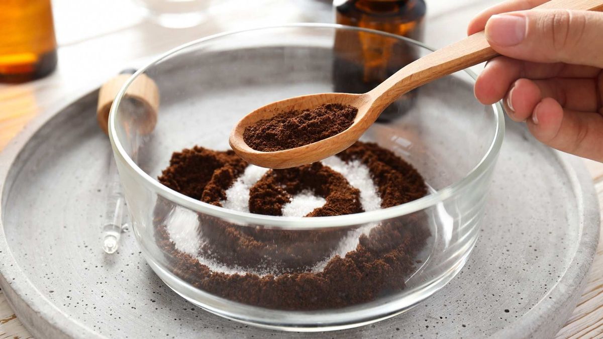 La mezcla de café usado y bicarbonato se aplica en superficies para remover residuos sin químicos.