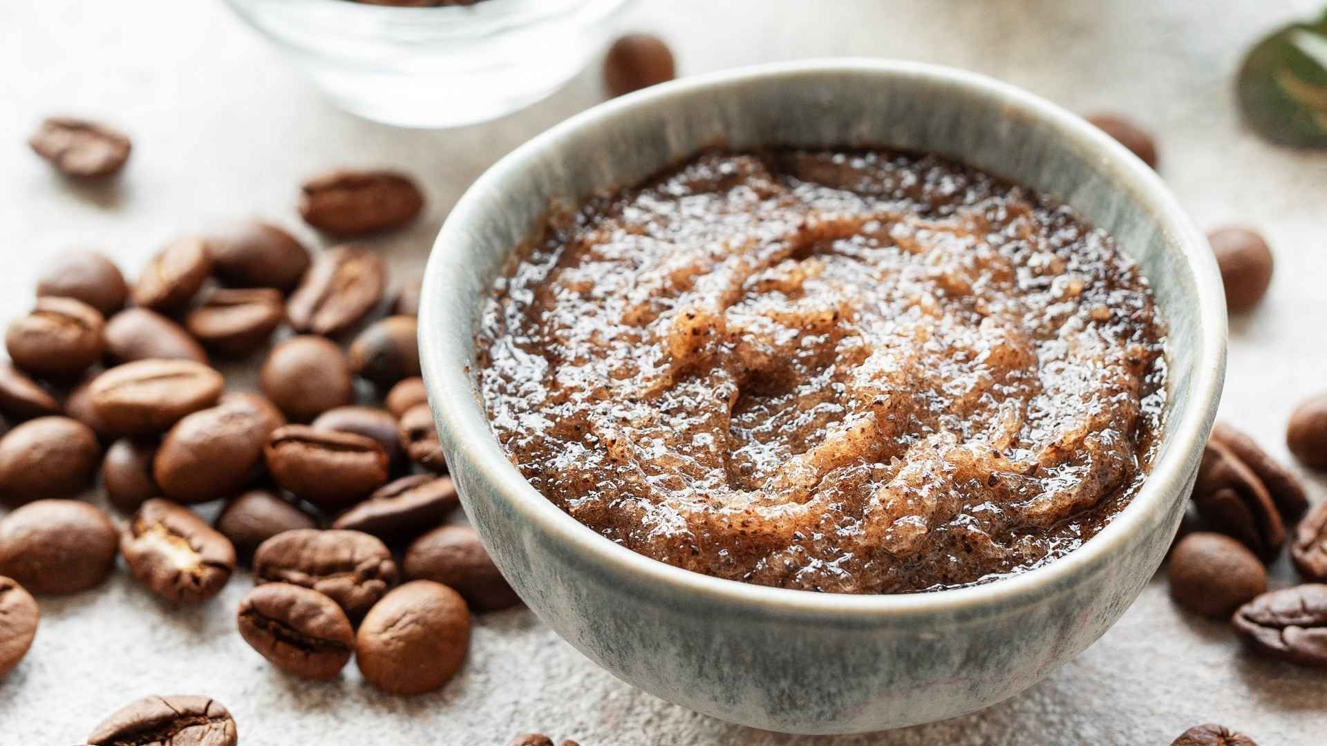 Posos de café y bicarbonato se utilizan en la limpieza doméstica por su acción abrasiva y desodorizante.
