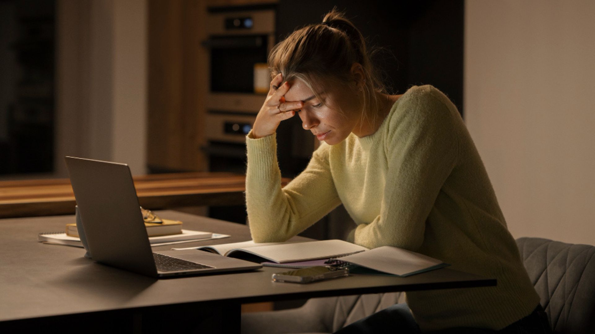 También se aconseja a los usuarios mantenerse informados a través de canales oficiales y desconfiar de cualquier comunicación que genere urgencia o presión para realizar acciones inmediatas. 